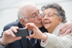 Heutige Smartphones können mehr als nur telefonieren - gemeinsame Fotos aber auch Bankgeschäfte können getätigt werden