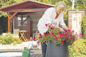 Die Gartensaison beginnt: Stehende und kniende Tätigkeiten sollten sich dabei abwechseln, das schont die Gelenke. Foto: djd/CH-Alpha-Forschung/sepy-Fotolia